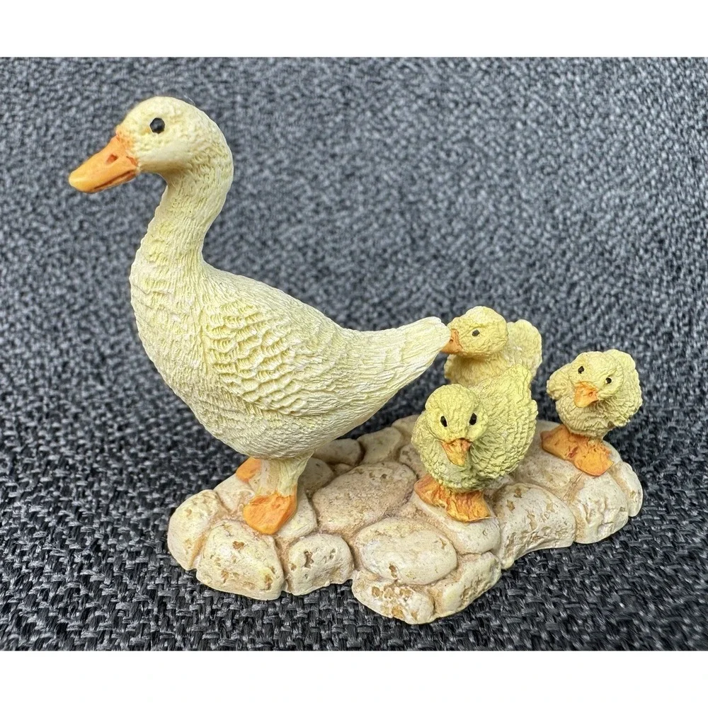 Mother Duck & Ducklings Minature Figurine 2